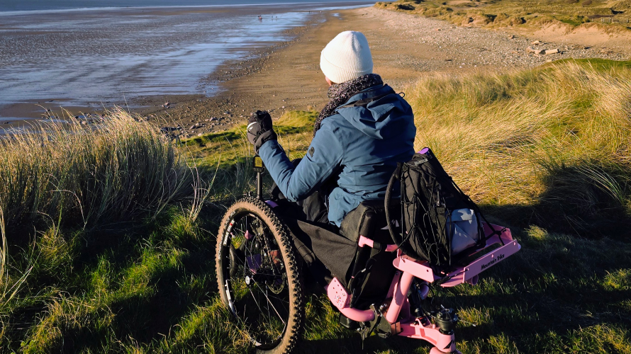 Bethany yn ei chadair olwyn arbennig