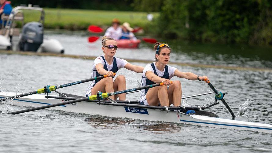 Erin Meredith gyda'i phartner rhwyfo Laura Bates