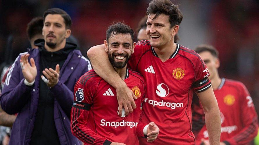 Manchester United skipper Bruno Fernandes (centre)