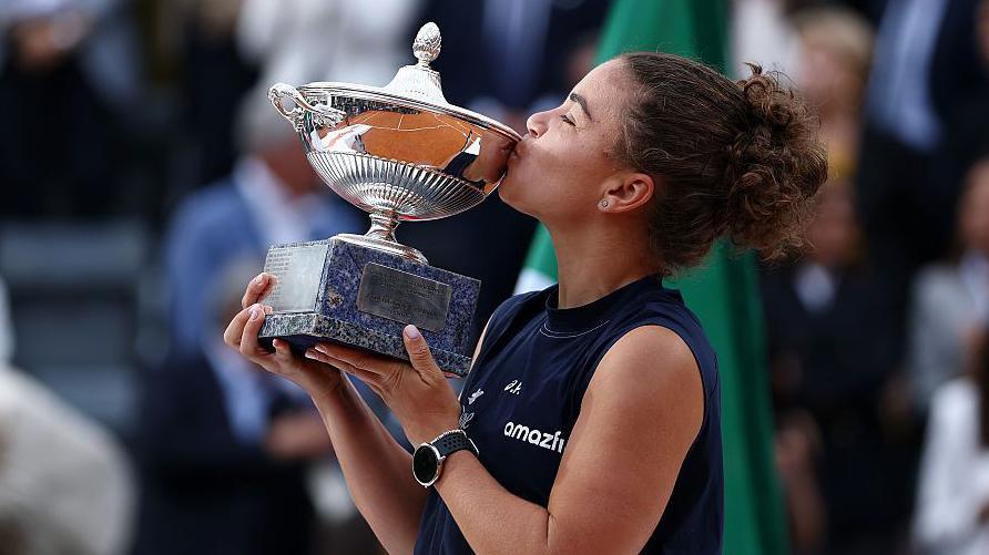 Jasmine Paolini kisses the Italian Open trophy