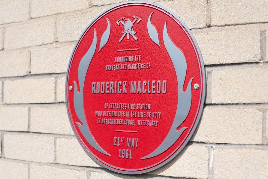 Red plaque