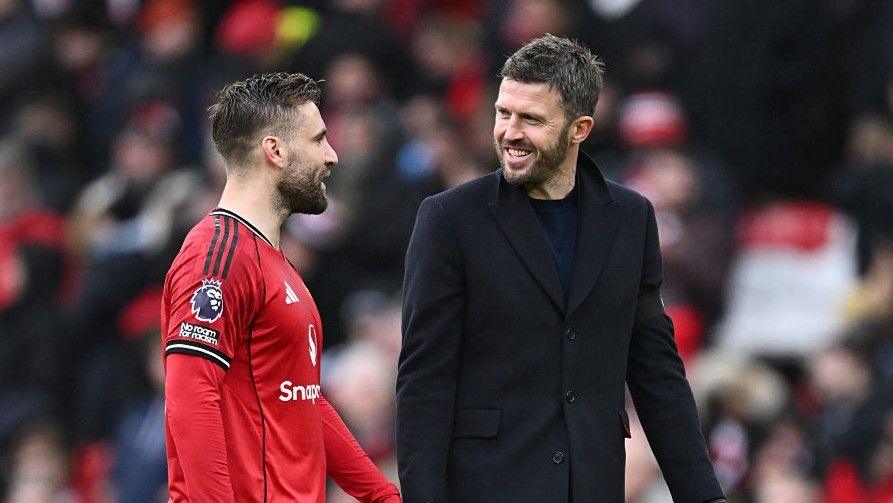 El entrenador del Manchester United, Michael Carrick (derecha), comparte una broma con el defensa Luke Shaw.