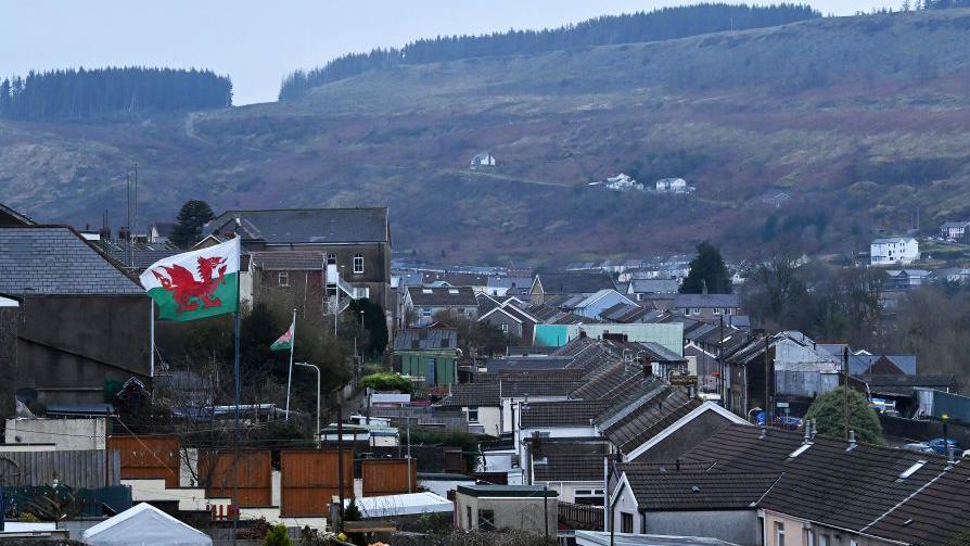 Baneri Cymru a rhesi o dai teras yn Tylorstown, Rhondda Cynon Taf
