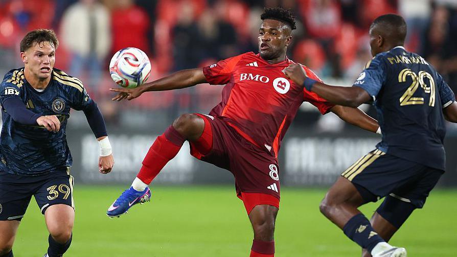 José Cifuentes (centre) in action for Toronto against Philadelphia Union
