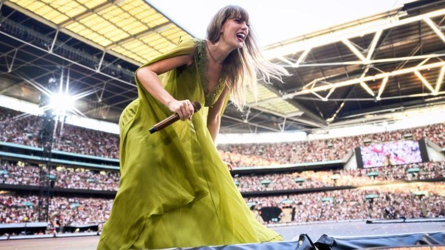 Taylor Swift ar y llwyfan