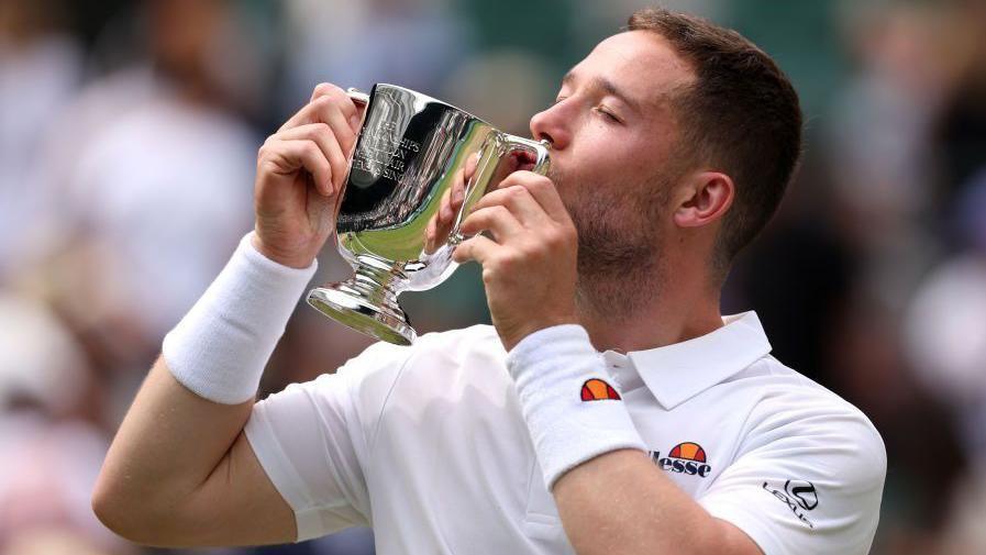 Alfie Hewett kisses trophy