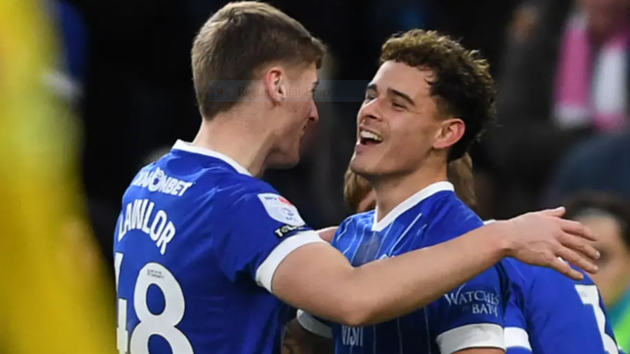 Chwaraewyr Caerdydd yn dathlu sgorio yn erbyn