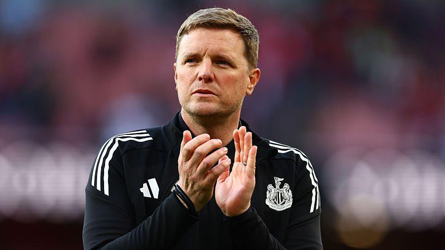Eddie Howe, Manager of Newcastle United, applauds the fans after the Premier League match between Arsenal and Newcastle United at Emirates Stadium on April 25, 2026 in London, England. 