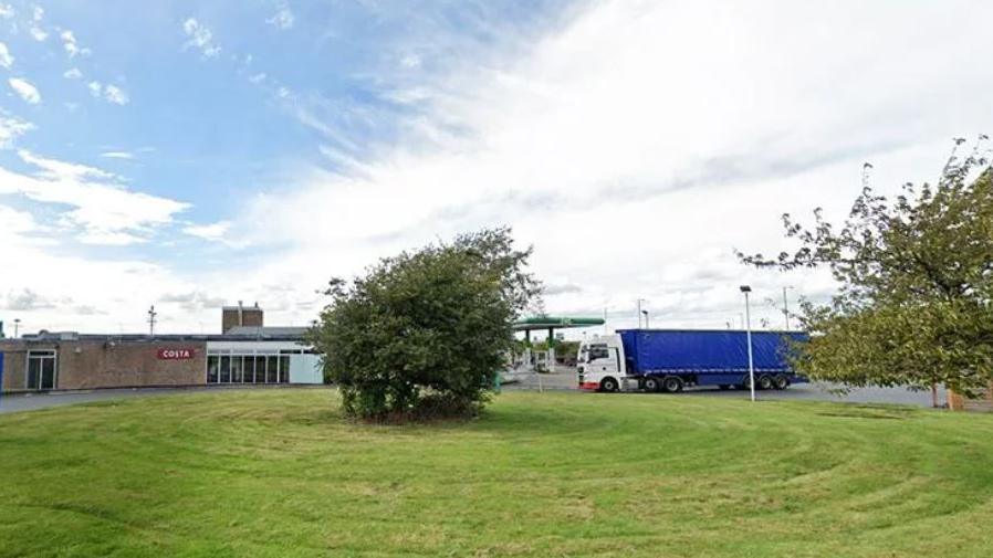 Google view of grassland and petrol station at Gonerby Moor service station