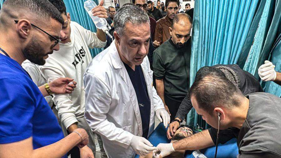 Hussam Abu Safiya (C), director of the Kamal Adwan hospital, supervises the treatment of an injured Palestinian man (21 November 2024)