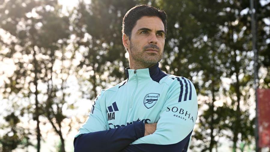 Arsenal manager Mikel Arteta poses with arms folded