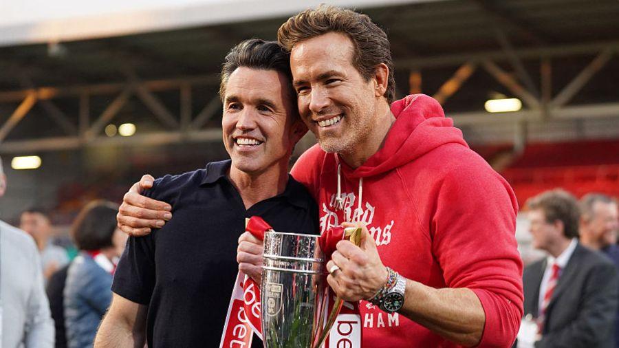 Rob McElhenney a Ryan Reynolds yn dathlu dyrchafiad o Gynghrain Un