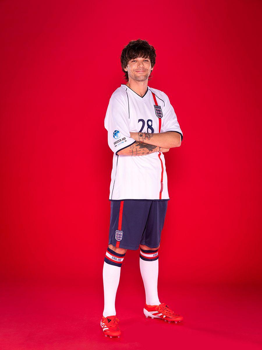 Louis Tomlinson in a England football kit.