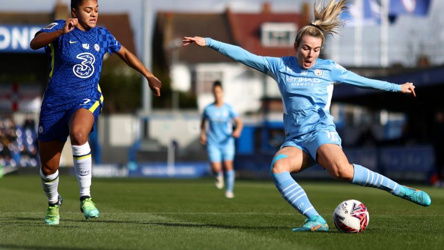 Lauren Hemp of Manchester City crosses the ball whilst under pressure from Jess Carter