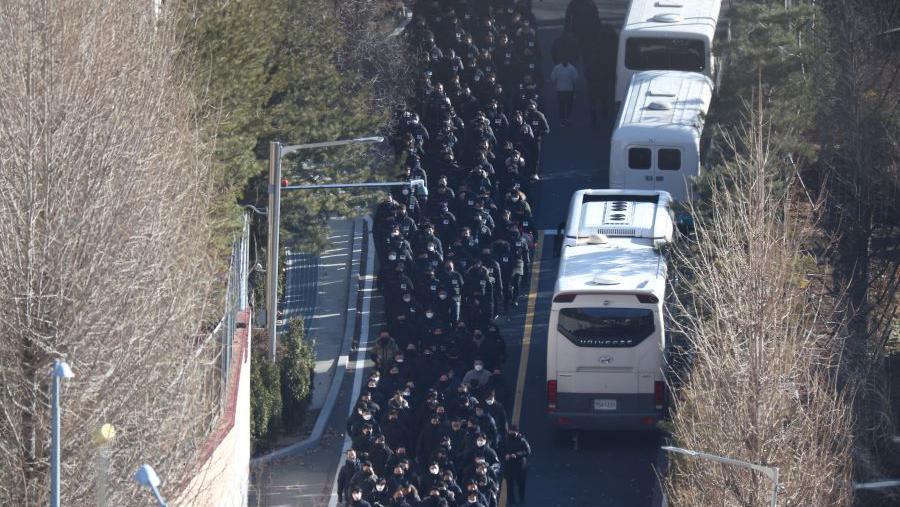 Police officers and investigators of the Corruption Investigation Office for High-ranking Officials leave the presidential residence on Wednesday morning