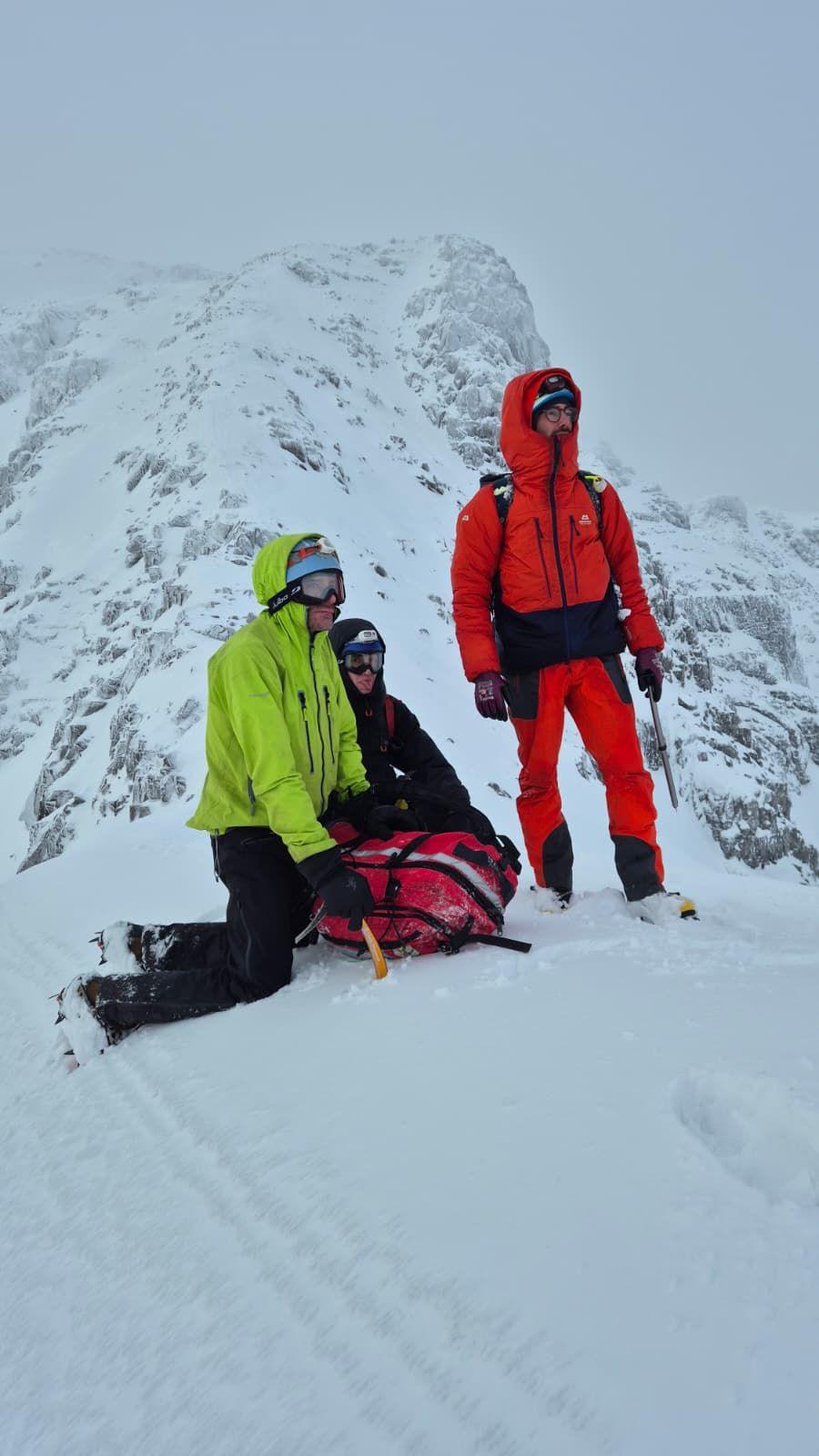 Triùir bhall de Sgioba-teasairginn Bheanntan Ghleann Comhann