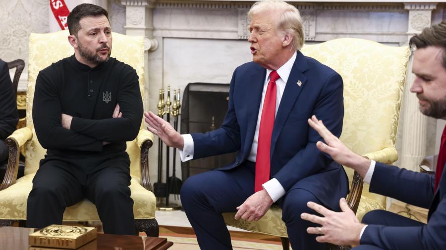 Ukrainian President Volodymyr Zelensky (L) talks with US President Donald Trump (C) and US Vice President JD Vance (R) in the Oval Office of the White House