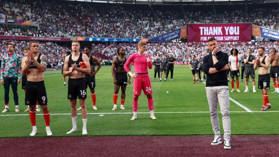 Luton boss Rob Edwards (right) and his players acknowledge the fans after their 3-1 defeat at West Ham