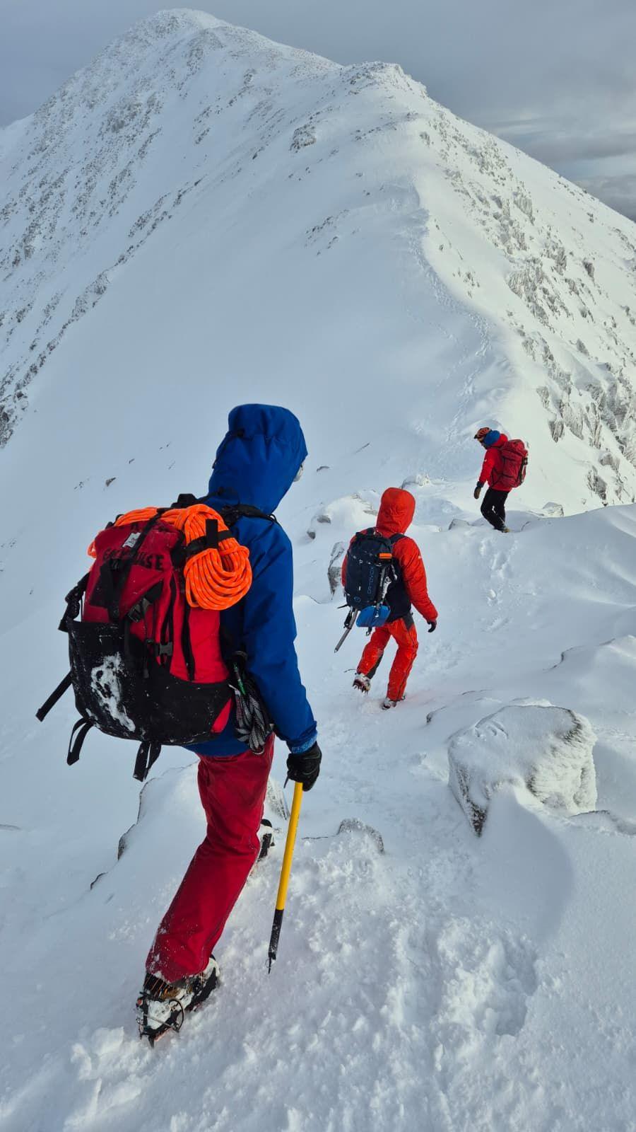 Triùir luchd-teasairginn a' teàrnadh bho mhullach Bidean nam Bian