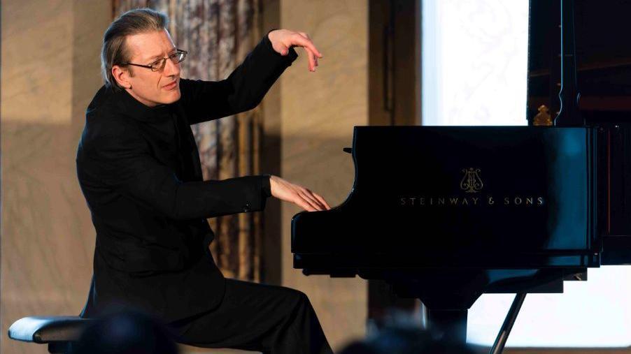 y pianydd Llŷr Williams 