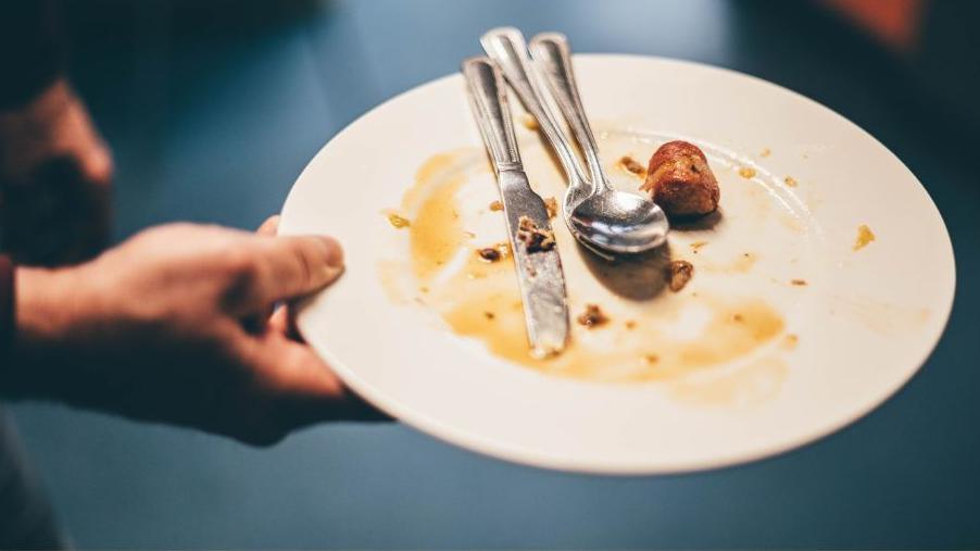 Plat gwag ar ddiwedd y wledd