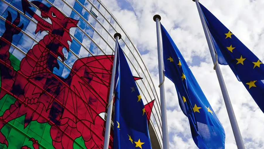 Graffeg baner Cymru a baneri'r Undeb Ewropeaidd