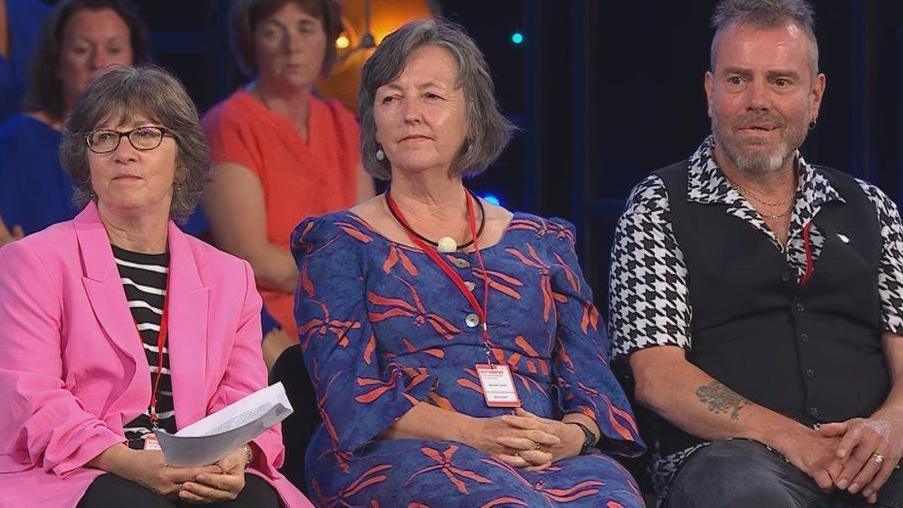 Sioned yn beirniadu Gwobr Daniel Owen yn Eisteddfod Boduan ym 2023 gyda Mared Lewis a Dewi Prysor