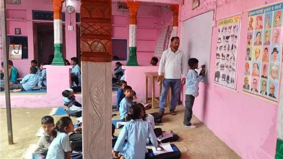 Children studying in a classroom in Mr Singh's home.