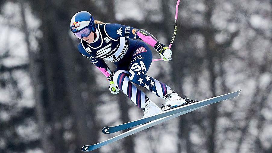 La esquiadora estadounidense Lindsey Vonn se eleva por los aires durante una carrera
