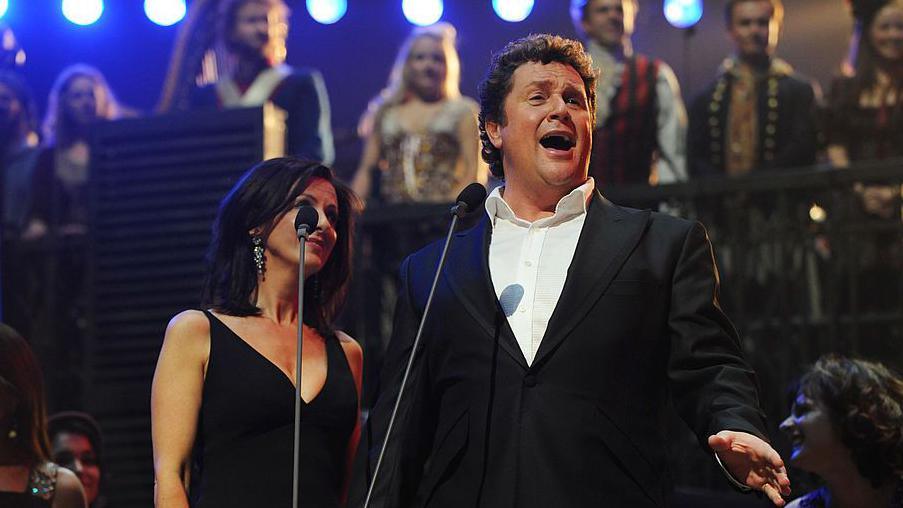 Michael Ball yn perfformio mewn cyngerdd i ddathlu sioe gerdd Les Misérables
