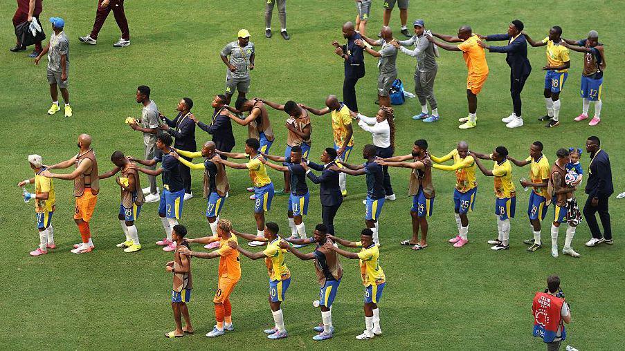 Mamelodi Sundowns players and staff acknowledge fans who travelled to the US with a dance following their 0-0 draw with Fluminense