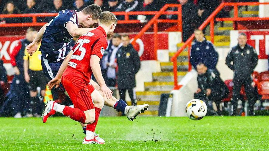 Dundee's Ethan Hamilton scores to make it 3-2 during a William Hill Premiership match between Aberdeen and Dundee at Pittodrie Stadium, on February 21, 2026, in Aberdeen, Scotland