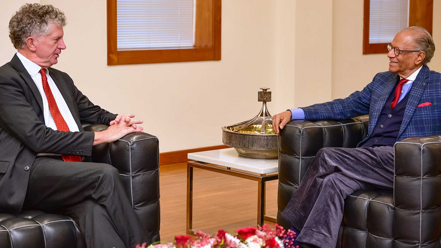 Jonathan Powell and Mauritian Prime Minister Navinchandra Ramgoolam sitting on leather chairs holding discussions