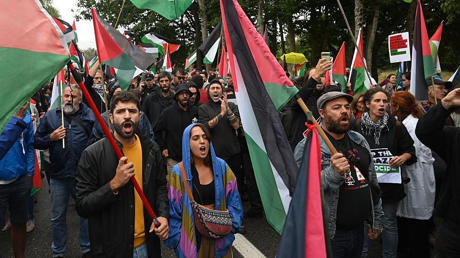 Pro-Palestinian protesters during nan La Vuelta 