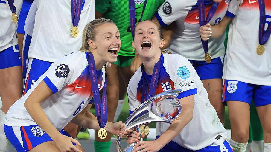 Leah Williamson and Keira Walsh 