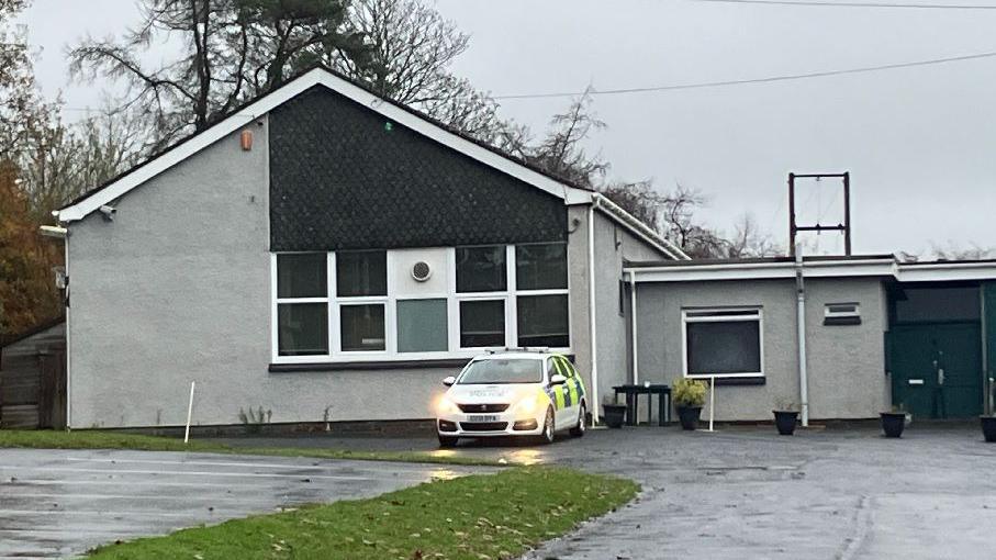 Car heddlu tu allan i hen ysgol yn Llandysul