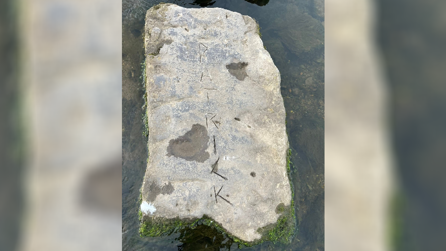 Carreg sarn gyda'r enw 'Patrick' wedi ei gerfio arni