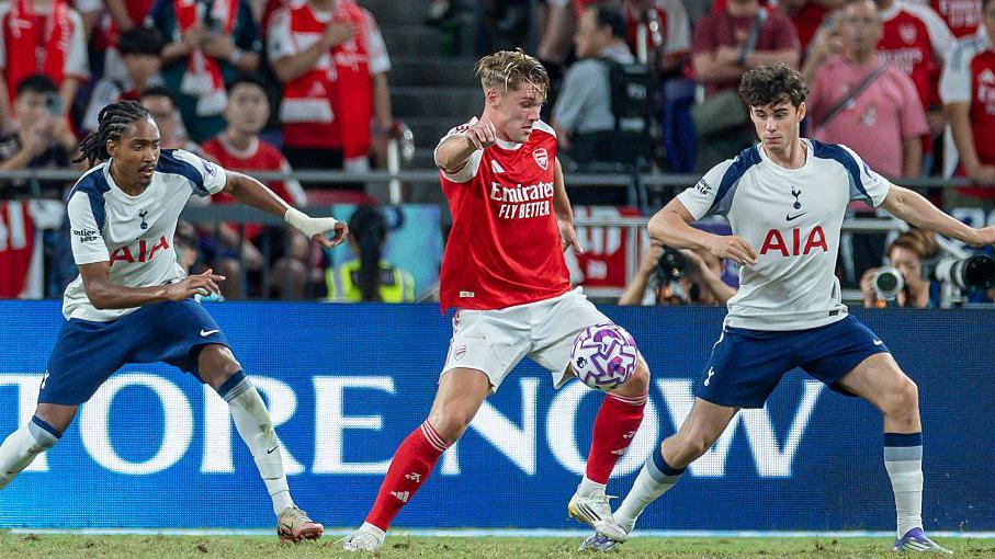 Viktor Gyokeres tries to squeeze past two Tottenham defenders
