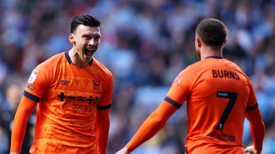 Kieffer Moore a Wes Burns