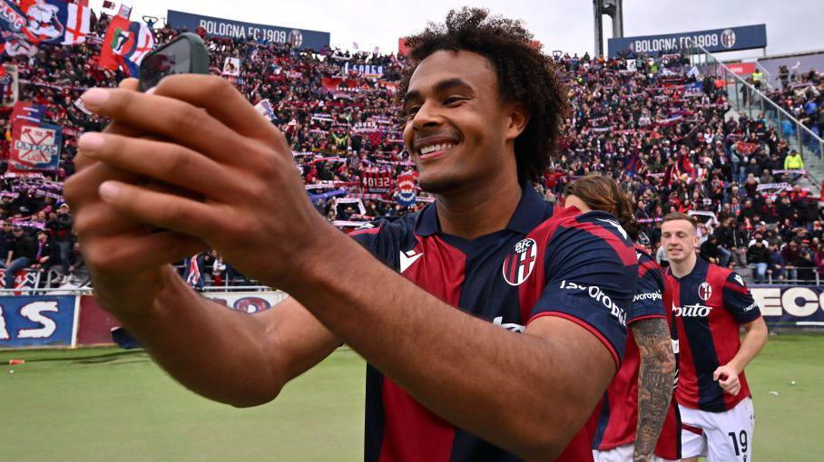 Joshua Zirkzee takes a selfie