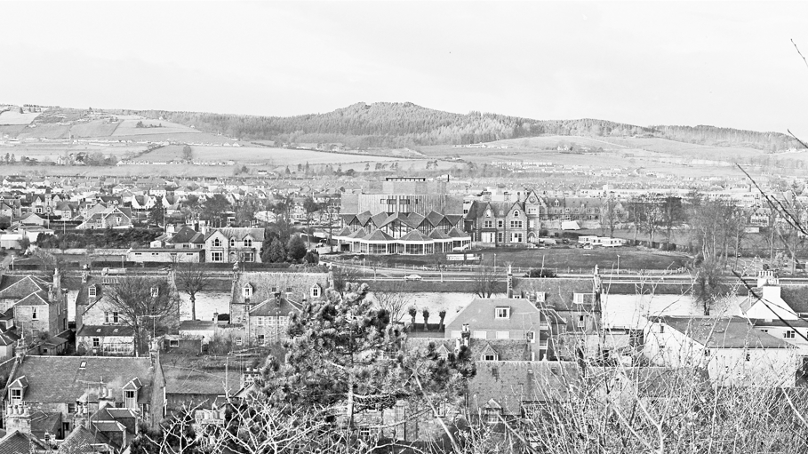 Taigh-cluiche Eden Court bho thaobh thall na h-aibhne