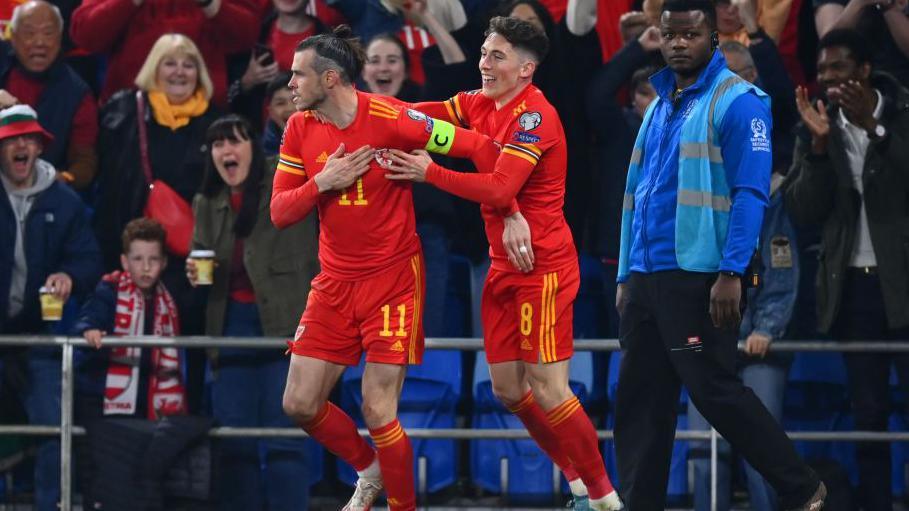 Harry Wilson yn llongyfarch Gareth Bale ar ei gôl gyntaf yn erbyn Awstria yng ngemau ail-gyfle Cwpan y Byd 2026