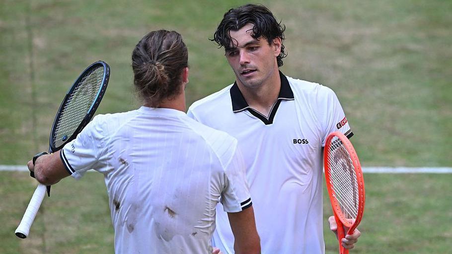 Taylor Fritz shakes hands with Alexander Zverev