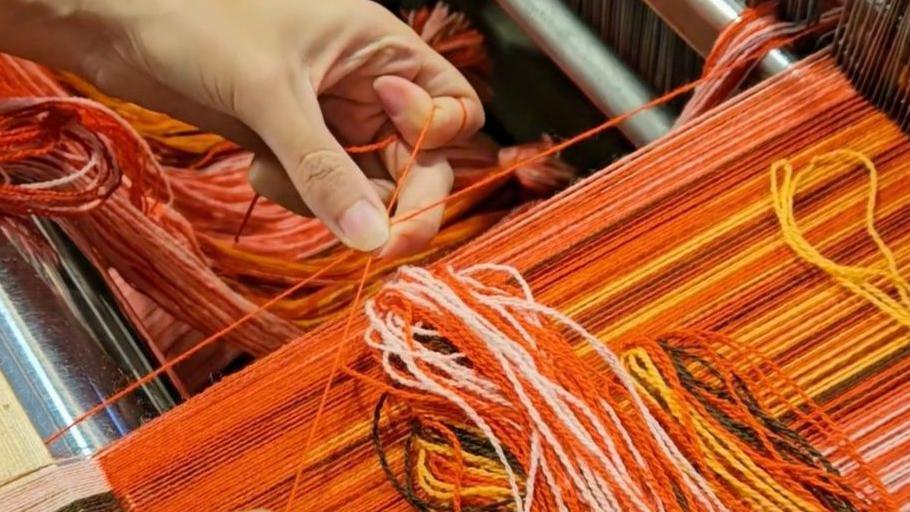 Y broses gwehyddu dwbl ar waith gyda blanced JW Anderson