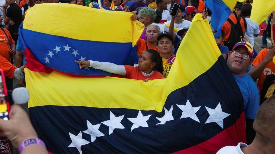 Supporters cheer during a campaign rally of Venezuela's opposition candidate Edmundo Gonzalez and opposition leader Maria Corina Machado (not pictured), ahead of the presidential election on July 28, in Maracaibo, Venezuela July 23, 2024. 