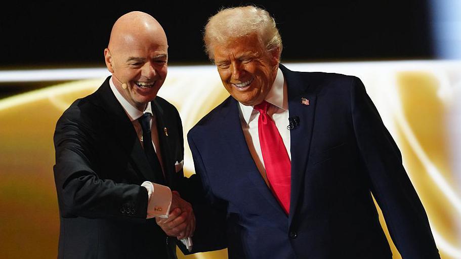 Gianni Infantino shaking hands with US president Donald Trump.