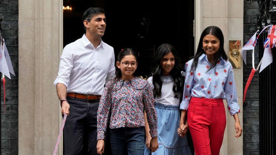 rishi sunak and his wife and daughters