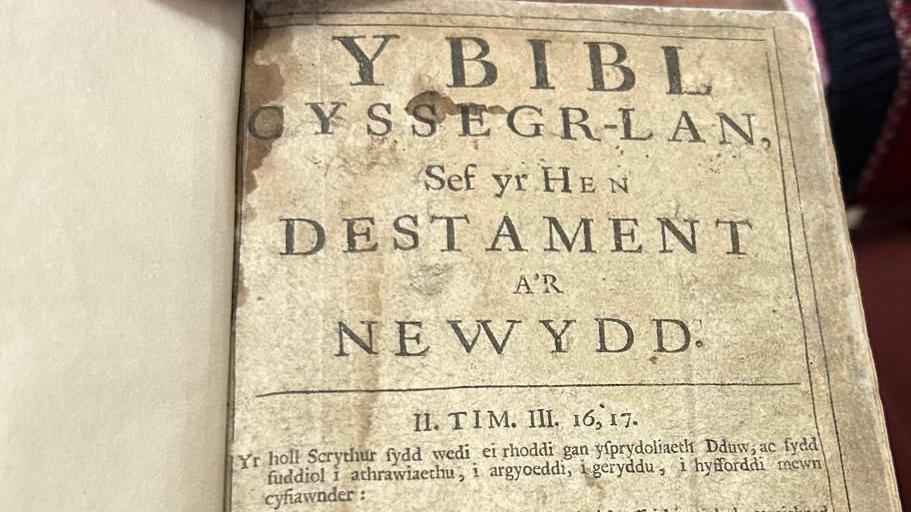 Y Beibl a brynodd Gerald Morgan, yn ddiarwybod, o gasgliad ei hen daid