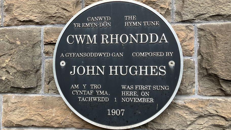 Yn y capel y cafodd yr emyn dôn Cwm Rhondda ei pherfformio am y tro cyntaf yn 1907