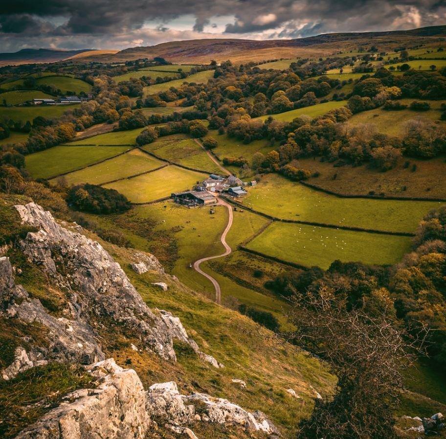 Yr olygfa o Garreg Cennen